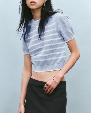  URBAN REVIVO - Áo dệt kim nữ cổ tròn sọc ngang phối nơ 