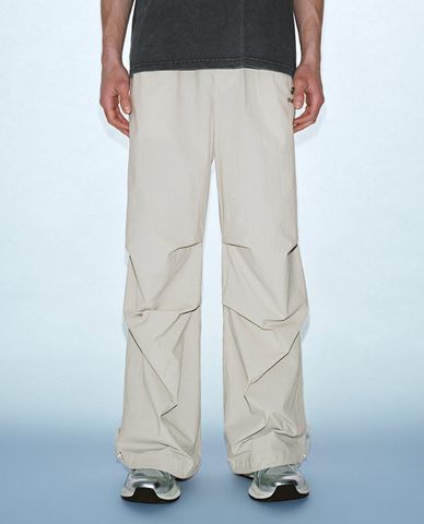  URBAN REVIVO - Quần nam ống rộng lưng thun xếp nếp 