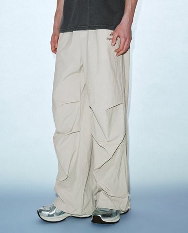  URBAN REVIVO - Quần nam ống rộng lưng thun xếp nếp 