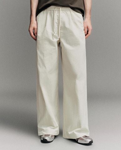  URBAN REVIVO - Quần nam ống rộng lưng thun 