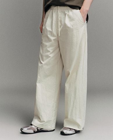  URBAN REVIVO - Quần nam ống rộng lưng thun 