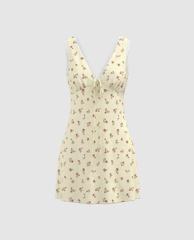  URBAN REVIVO - Đầm hai dây mini phối hoa nhí 