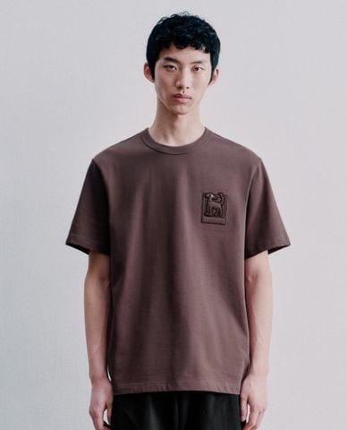  URBAN REVIVO - Áo thun nam cổ tròn tay ngắn thêu hình 