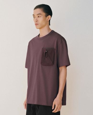  URBAN REVIVO - Áo thun nam cổ tròn tay ngắn phối túi 