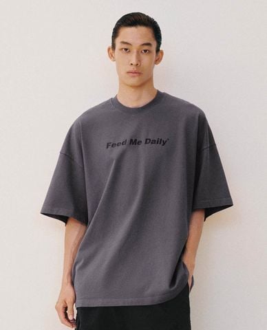  URBAN REVIVO - Áo thun nam cổ tròn tay ngắn in chữ 