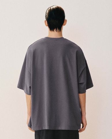  URBAN REVIVO - Áo thun nam cổ tròn tay ngắn in chữ 
