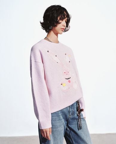  URBAN REVIVO - Áo dệt kim nữ cổ tròn tay dài họa tiết thỏ 