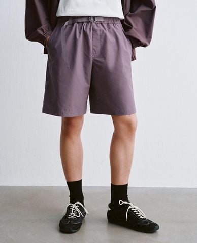  URBAN REVIVO - Quần short nam ống rộng phối dây đai 