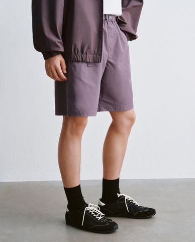  URBAN REVIVO - Quần short nam ống rộng phối dây đai 