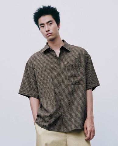  URBAN REVIVO - Áo sơ mi nam cổ bẻ tay ngắn kẻ caro 
