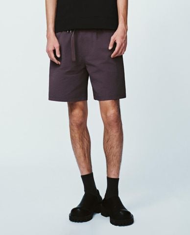  URBAN REVIVO - Quần short nam ống rộng phối dây đai 