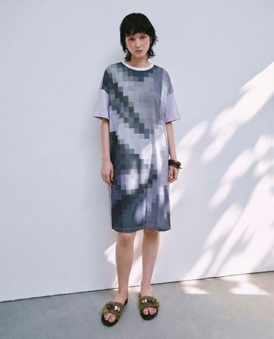  URBAN REVIVO - Đầm midi cổ tròn tay ngắn phối họa tiết 