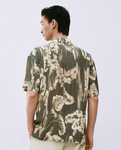  URBAN REVIVO - Áo sơ mi nam cổ bẻ tay ngắn in họa tiết 