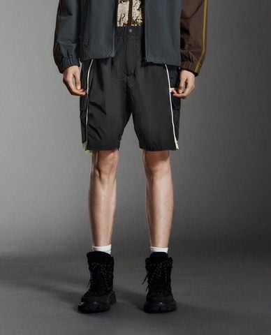  URBAN REVIVO - Quần short nam ngang gối Loose 