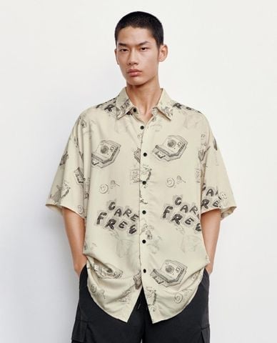  URBAN REVIVO - Áo sơ mi nam cổ bẻ tay ngắn in họa tiết 