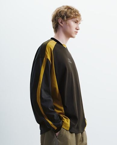  URBAN REVIVO - Áo thun nam cổ tròn tay dài phối màu 