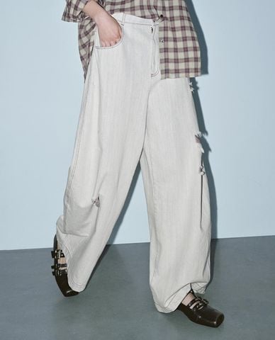  URBAN REVIVO - Quần jeans nữ ống rộng wash bạc rách gối 