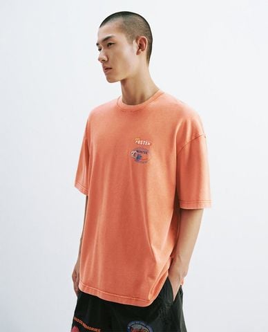  URBAN REVIVO - Áo thun nam cổ tròn tay ngắn in họa tiết 