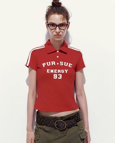  URBAN REVIVO - Áo polo nữ tay ngắn in chữ 