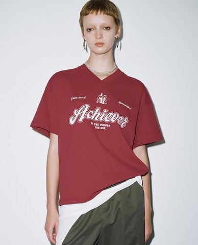  URBAN REVIVO - Áo thun nữ cổ V tay ngắn in chữ 