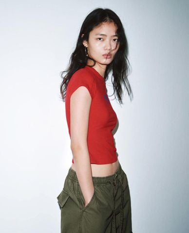  URBAN REVIVO - Áo thun nữ cổ tròn tay ngắn phom ôm 