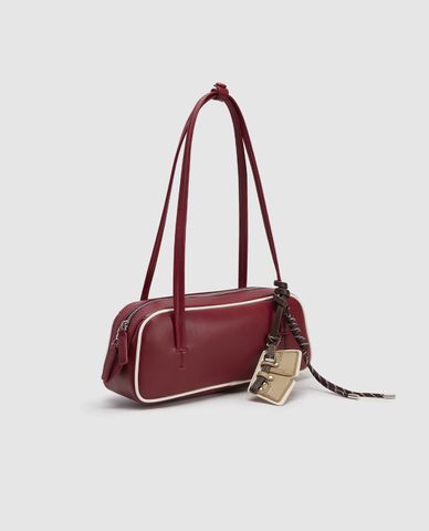  URBAN REVIVO - Túi đeo vai nữ hình thang phối charm 