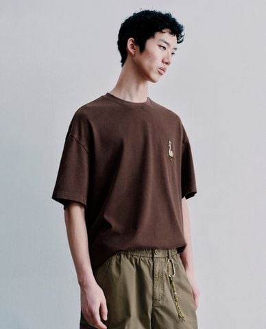  URBAN REVIVO - Áo thun nam cổ tròn tay ngắn thêu họa tiết 