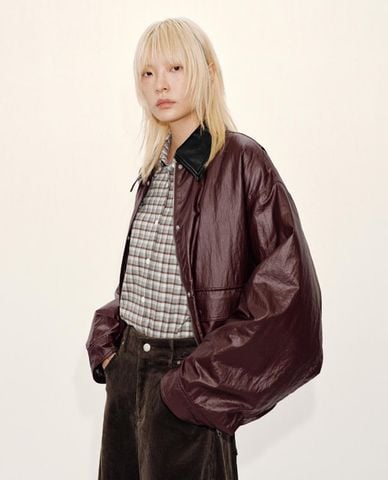  URBAN REVIVO - Áo khoác da nữ cổ bẻ tay dài phối túi 