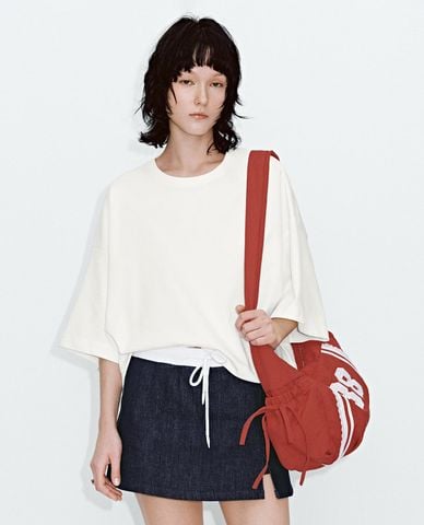  URBAN REVIVO - Túi đeo vai nữ thêu số phong cách sporty 