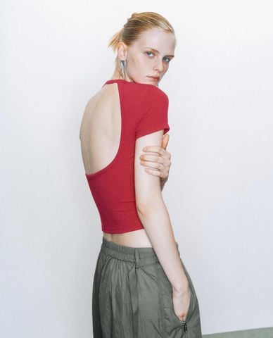  URBAN REVIVO - Áo kiểu nữ cổ vuông phối chi tiết cut out 