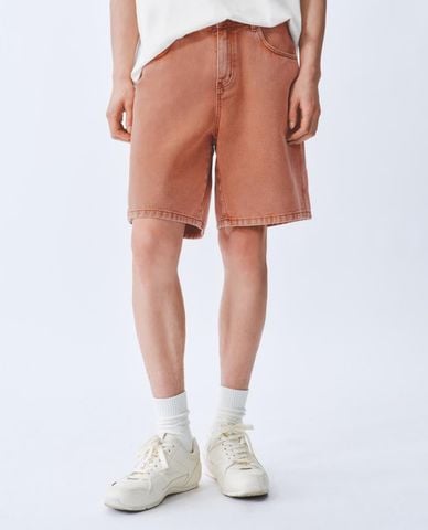 URBAN REVIVO - Quần short jeans nam ngang gối cổ điển 