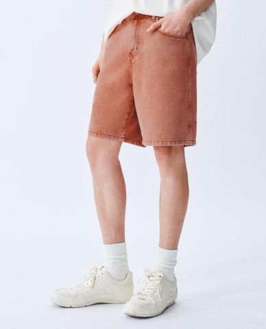  URBAN REVIVO - Quần short jeans nam ngang gối cổ điển 