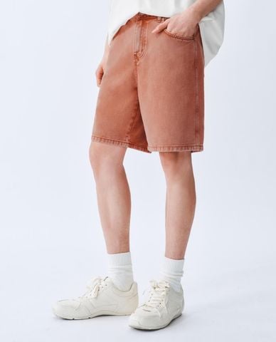  URBAN REVIVO - Quần short jeans nam ngang gối cổ điển 