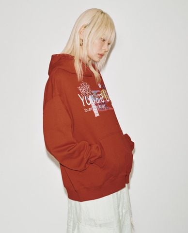  URBAN REVIVO - Áo hoodie nữ tay dài in họa tiết 