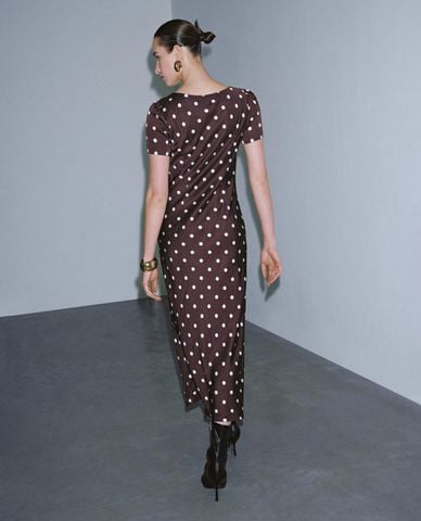  URBAN REVIVO - Đầm midi cổ vuông họa tiết chấm bi 