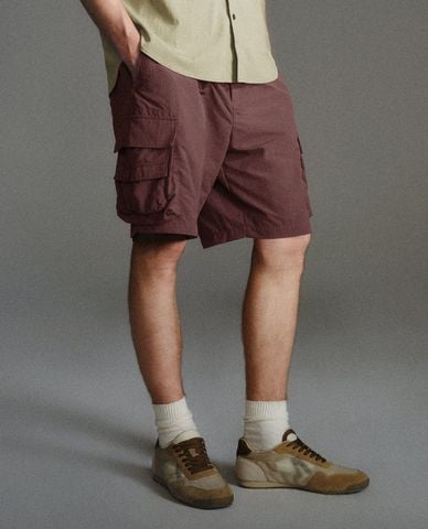  URBAN REVIVO - Quần short nam ống rộng phối túi 