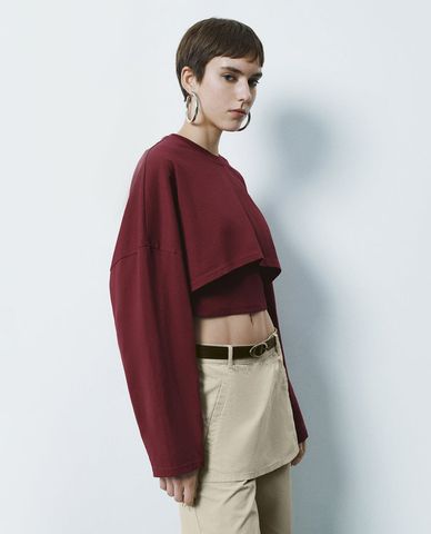  URBAN REVIVO - Áo croptop nữ cổ tròn tay dài phom rộng 