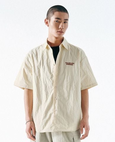  URBAN REVIVO - Áo sơ mi nam tay ngắn in chữ 