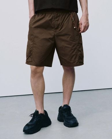  URBAN REVIVO - Quần short nam ngang gối đính phụ kiện 