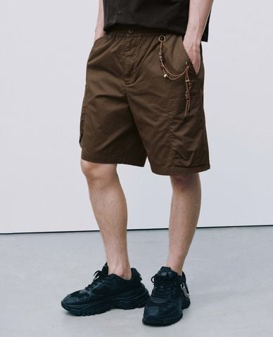  URBAN REVIVO - Quần short nam ngang gối đính phụ kiện 
