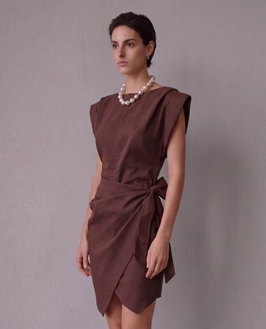  URBAN REVIVO - Đầm mini cổ tròn tay ngắn thắt nơ 