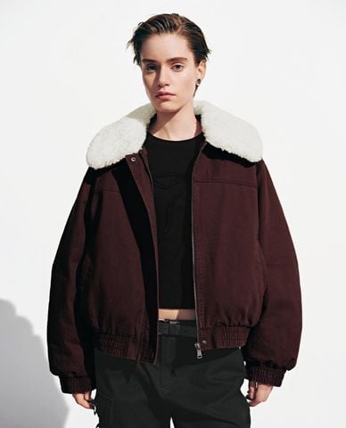  URBAN REVIVO - Áo khoác bomber nữ cổ lông dáng ngắn 