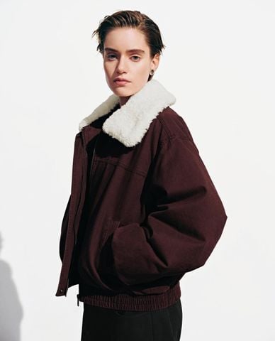  URBAN REVIVO - Áo khoác bomber nữ cổ lông dáng ngắn 