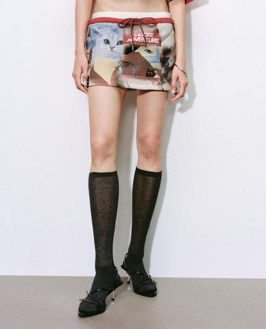  URBAN REVIVO - Chân váy chữ A mini in họa tiết 