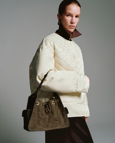  URBAN REVIVO - Túi đeo vai nữ hình thang khóa xích 