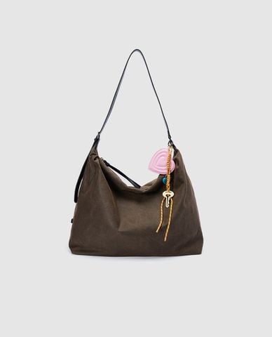  URBAN REVIVO - Túi đeo chéo nữ hình thang phối charm 