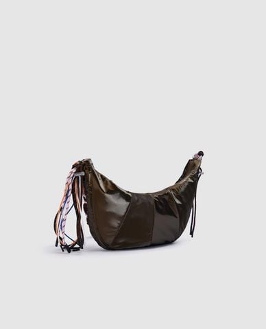  URBAN REVIVO - Túi đeo chéo nữ phom bán nguyệt phối tua rua 