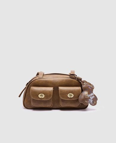  URBAN REVIVO - Túi đeo vai nữ hình thang phối charm 