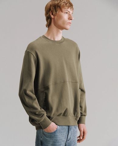  URBAN REVIVO - Áo sweatshirt nam cổ tròn tay dài phối túi 