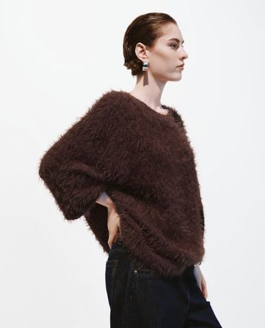  URBAN REVIVO - Áo dệt kim nữ cổ tròn tay dài lông xù 